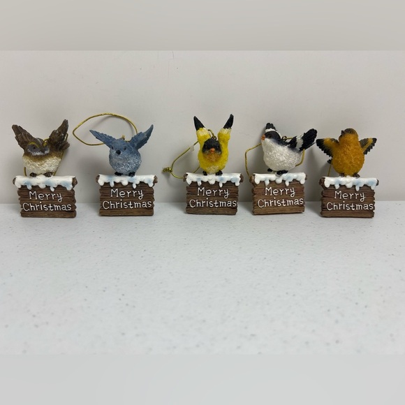 Ganz Merry Christmas Bird on a Snowy Sign Ornaments Lot of 5 Resin - Picture 1 of 7